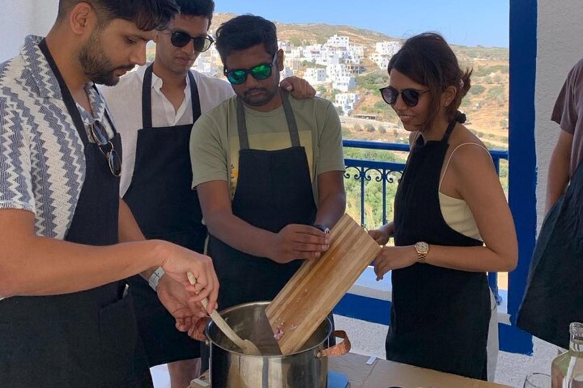 un gruppo di persone in cucina che preparano il cibo