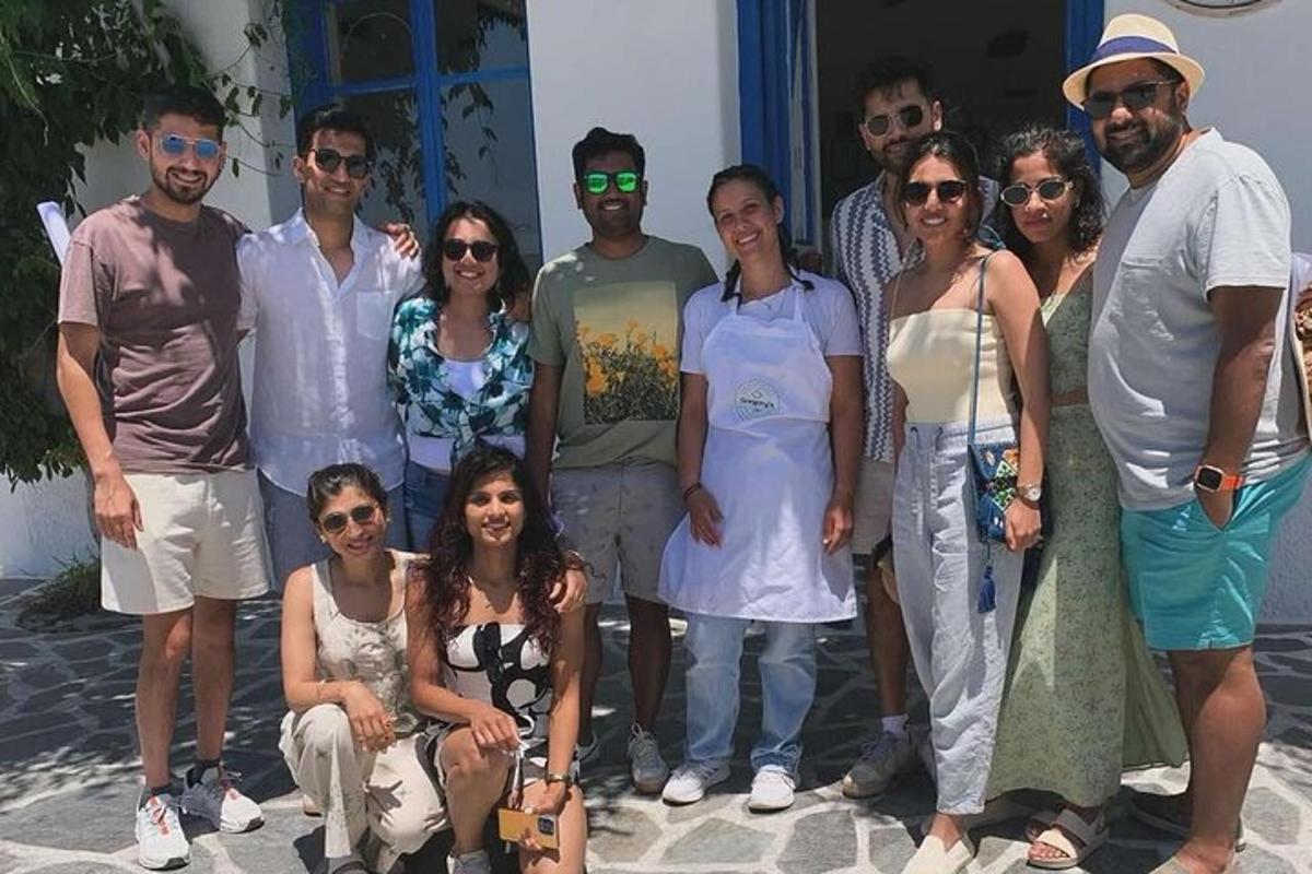 un gruppo di persone che posano per una foto
