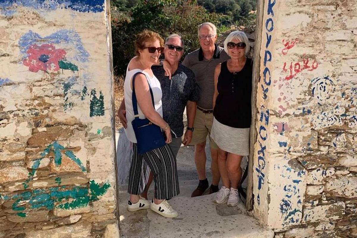 un gruppo di persone in piedi accanto a un muro