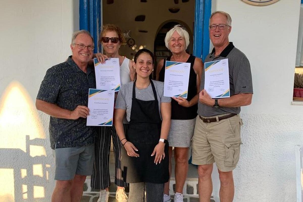 un gruppo di persone che posano per una foto tenendo in mano dei certificati