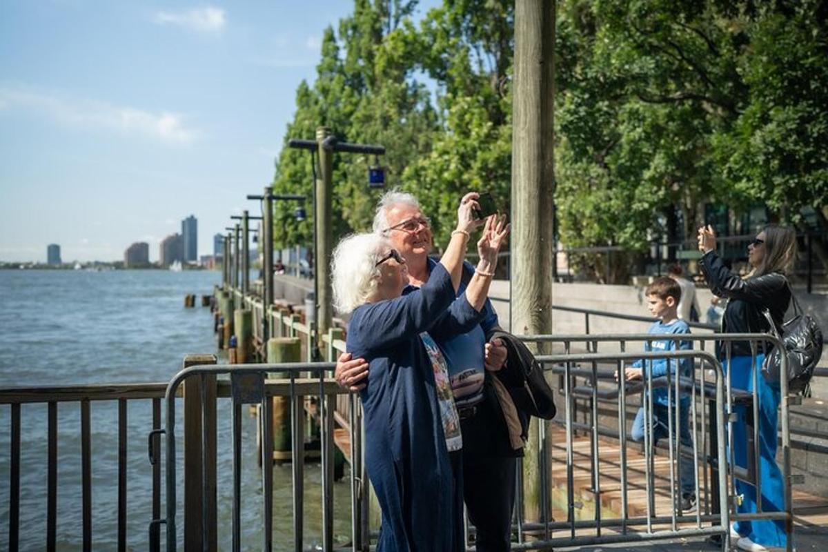 ein Mann und eine Frau stehen neben einem Zaun