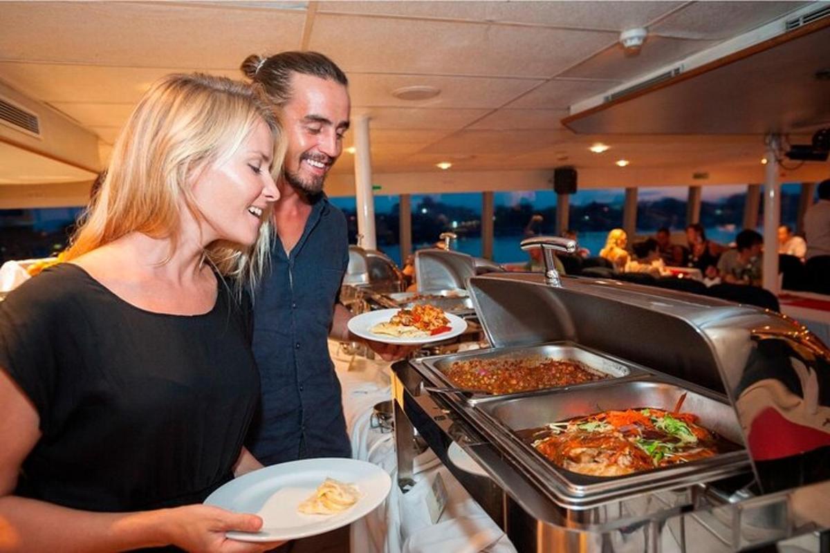 Un hombre y una mujer de pie en un buffet