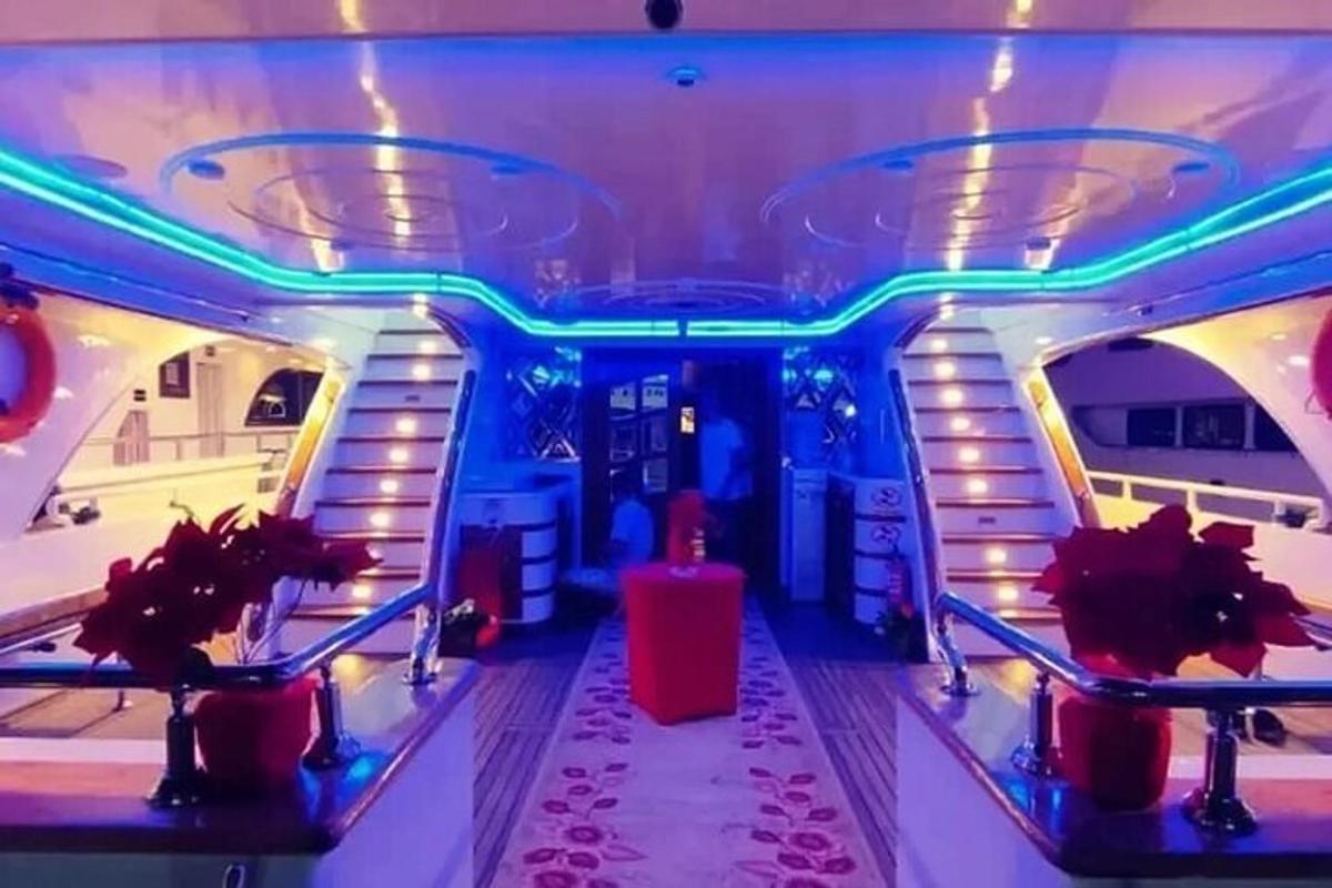 Una habitación con escaleras y luces en un barco.
