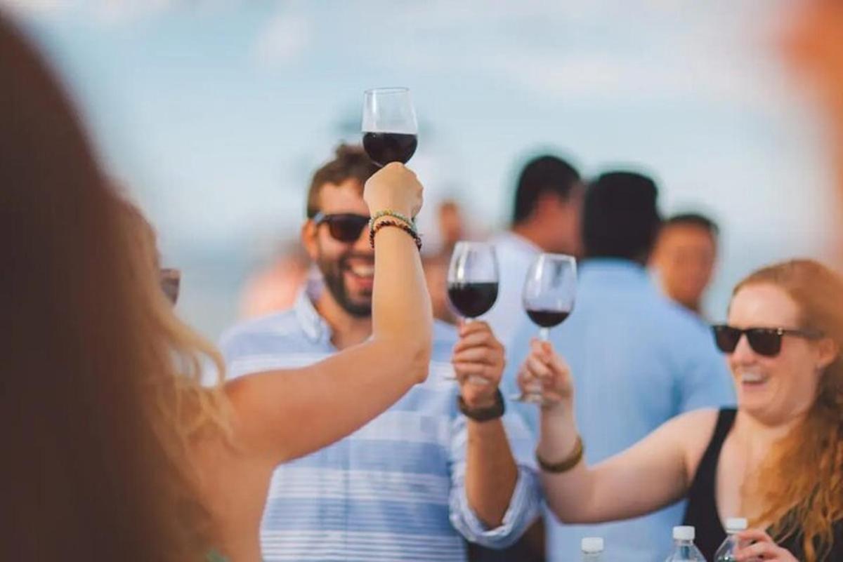 Un grupo de personas sosteniendo copas de vino
