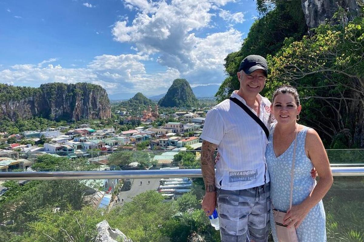 um homem e uma mulher em pé no topo de uma montanha