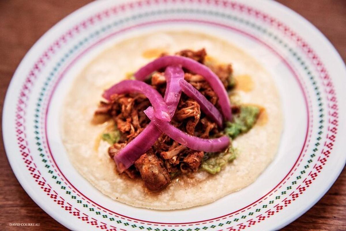 o farfurie cu un taco cu ceapă mov pe ea