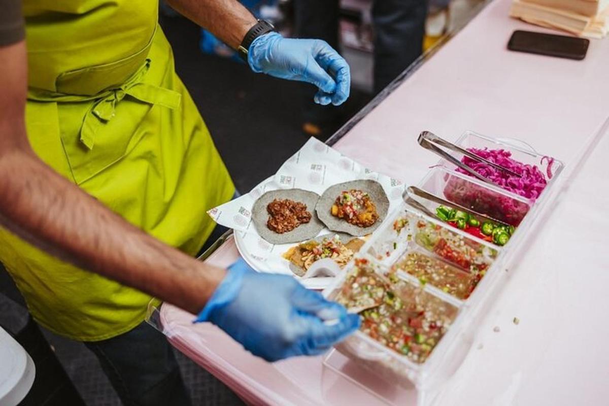 una persona que sostiene una bandeja de comida sobre una mesa