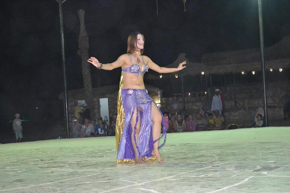 seorang wanita menari di gelanggang tenis pada waktu malam