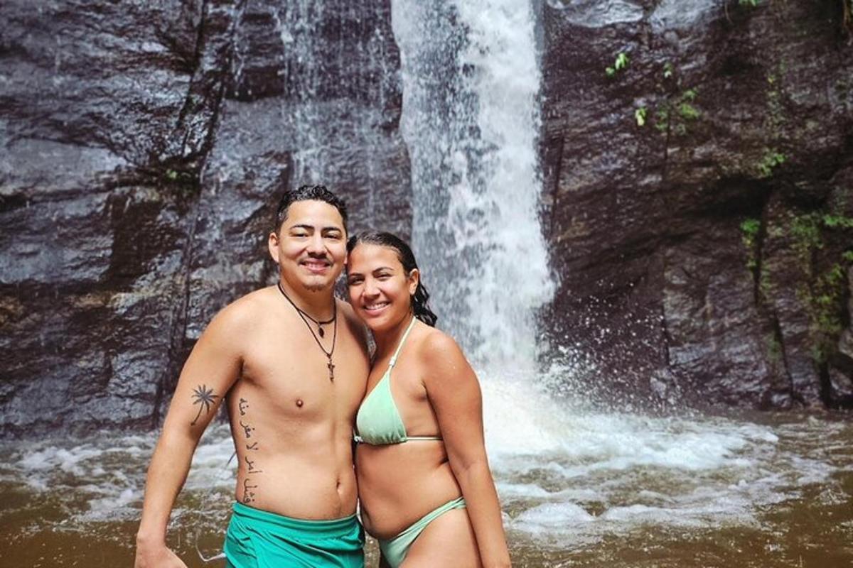 een man en een vrouw staan voor een waterval