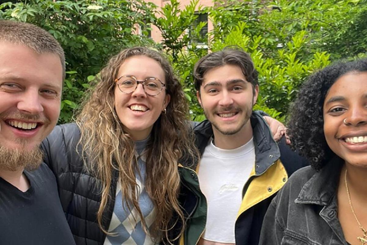 fotoğraf çektirmek için poz veren bir grup insan