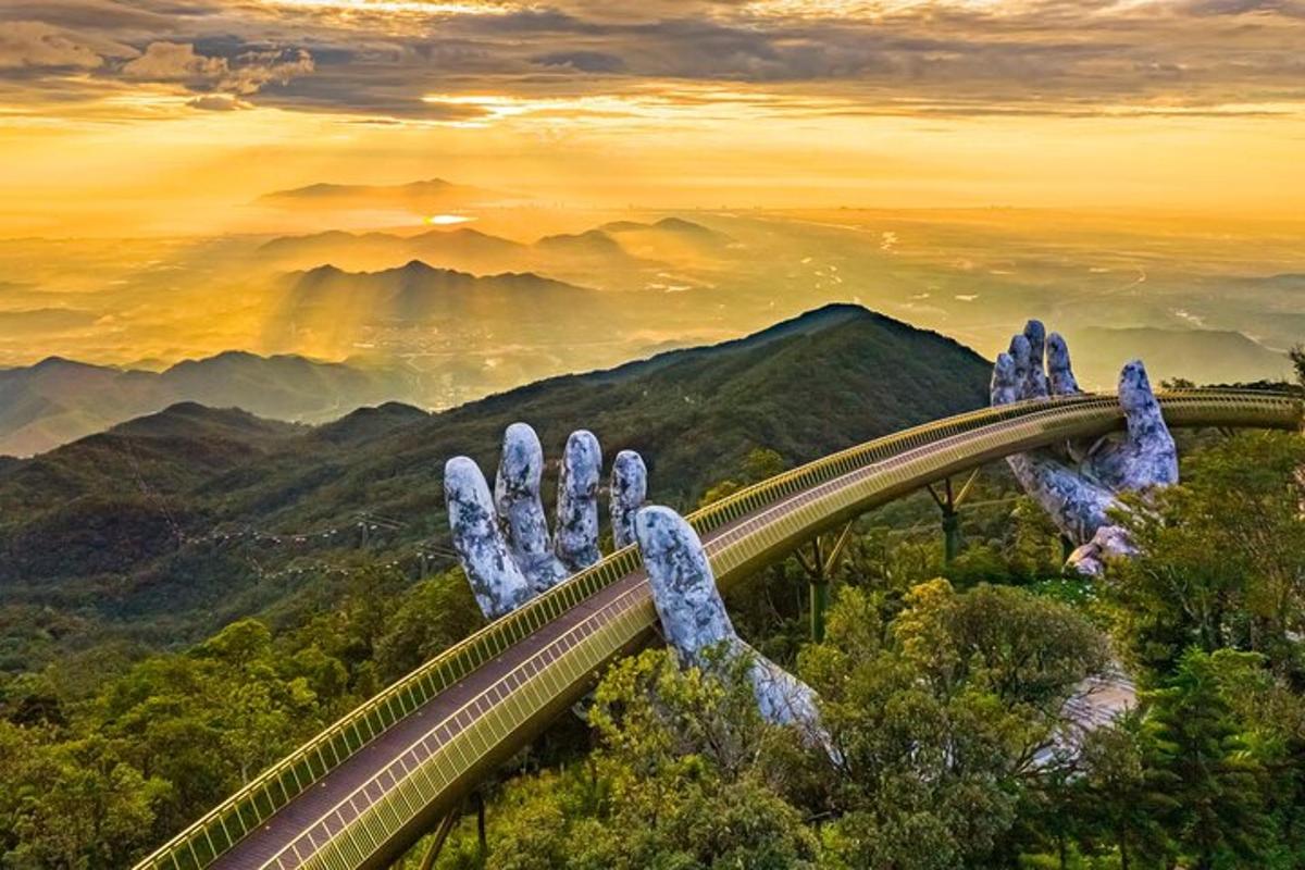 một cái nhìn về một cây cầu với đôi tay giơ lên
