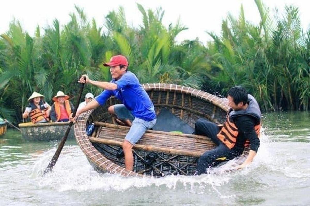 um grupo de pessoas em um barco na água