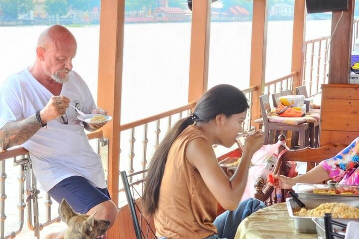 seorang lelaki dan seorang wanita duduk di meja makan makanan