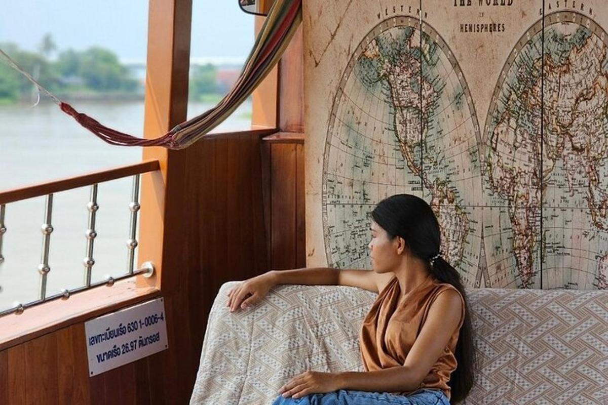 seorang wanita duduk di atas bot memandang ke luar tingkap
