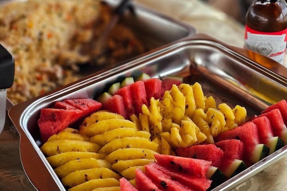 dulang buah dalam kuali di atas meja