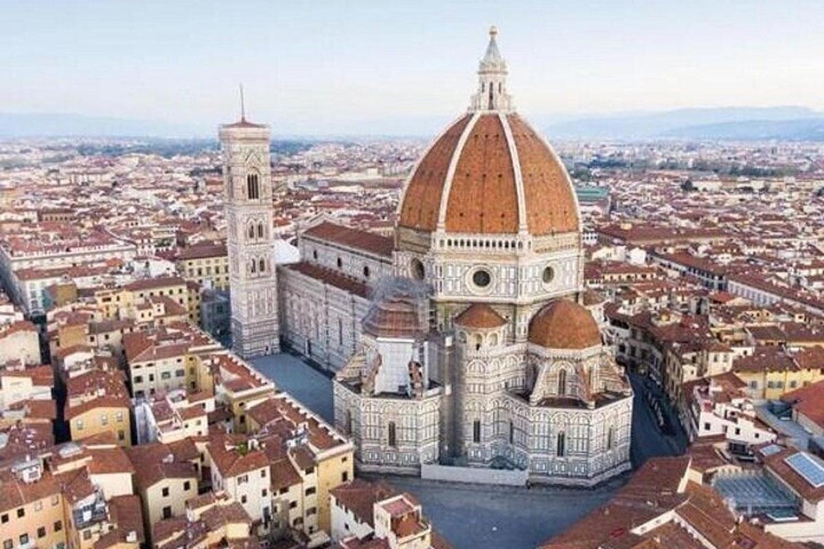 uma vista aérea de uma catedral e uma cidade