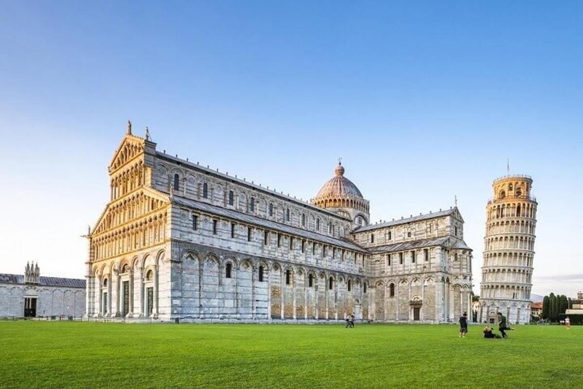 um grande edifício com duas torres em um campo