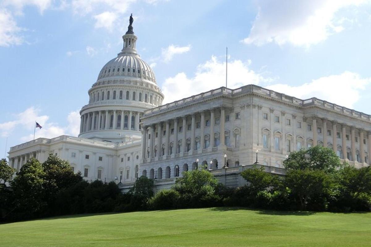 sebuah bangunan besar berwarna putih dengan bangunan US capitol