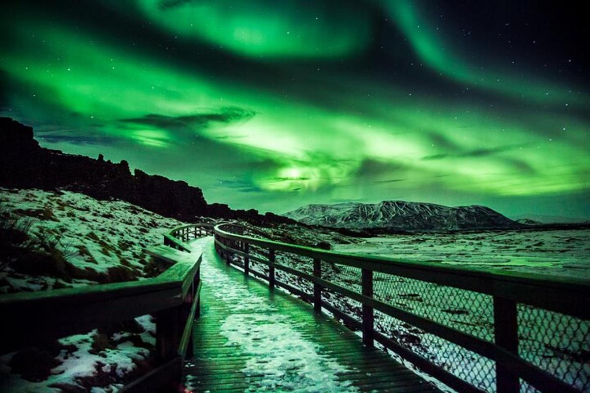 uma ponte com a aurora boreal no céu