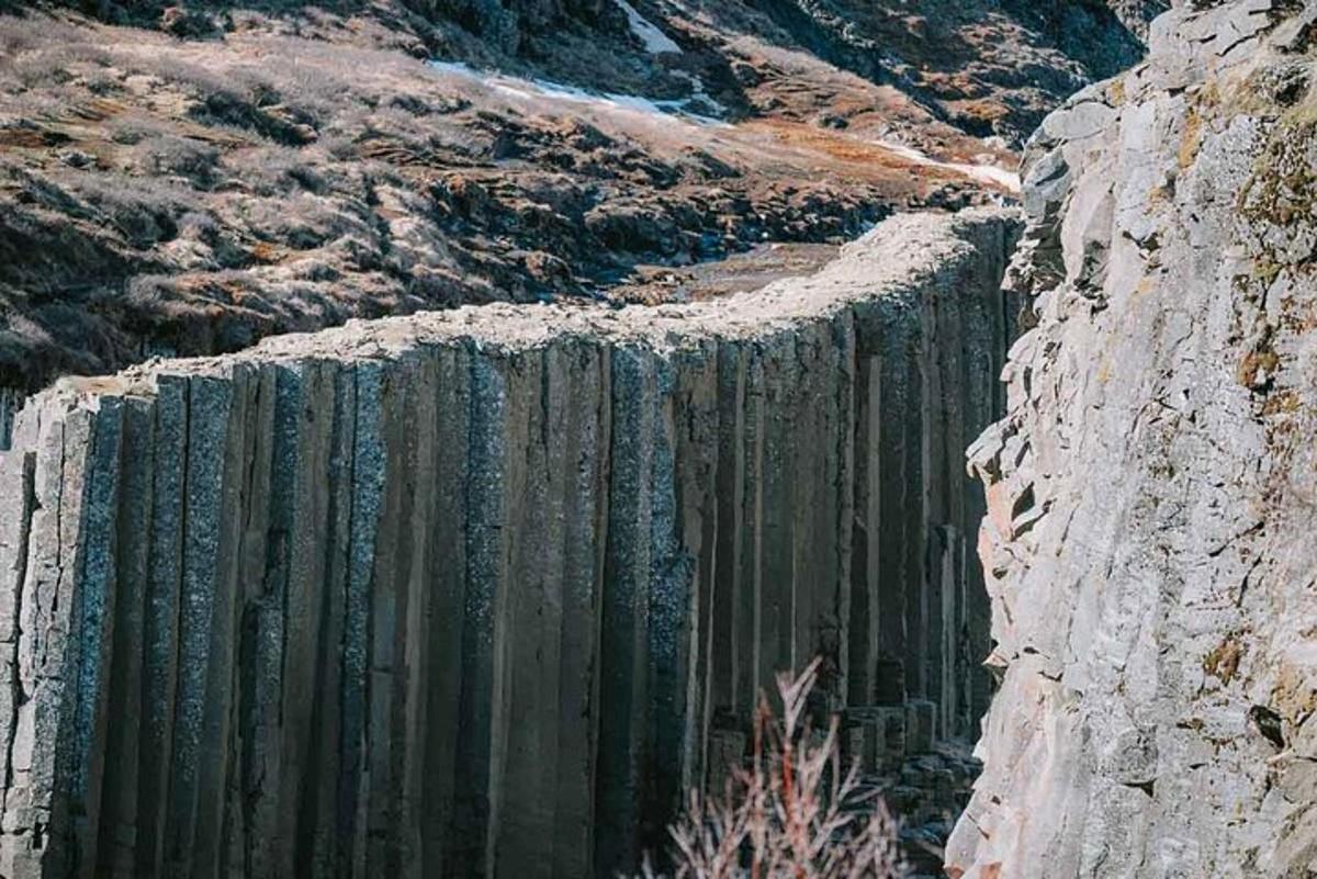 uma grande barragem na encosta de uma montanha