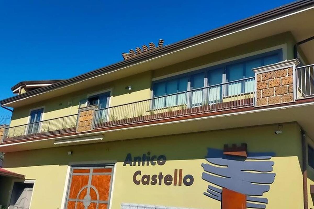 bygging með skilti sem heitir Antico Casita