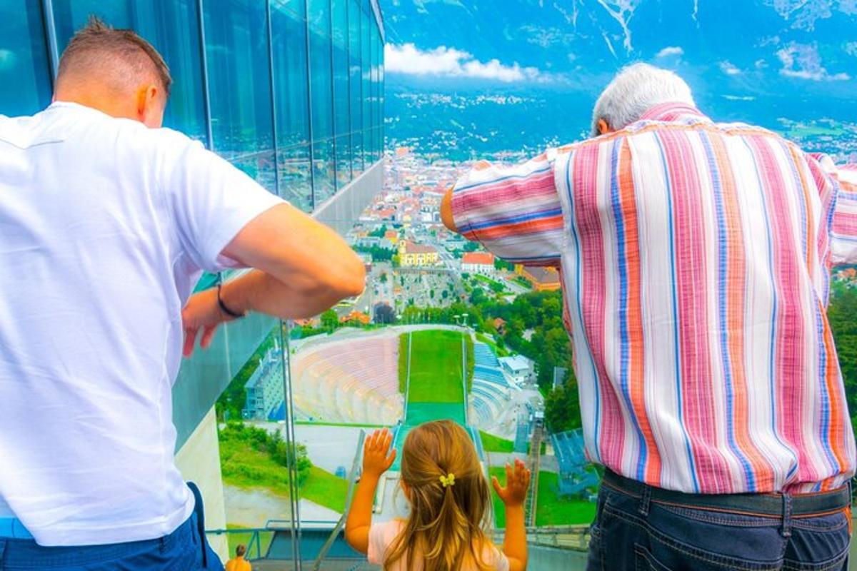 dva muži a malá holčička se dívají na záběr baseballového zápasu