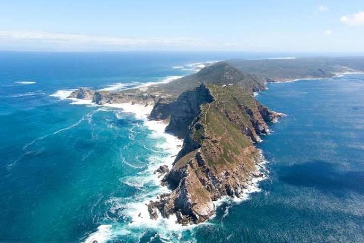 vista aèria d'una illa a l'oceà