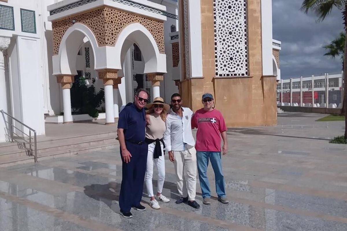 sekelompok orang yang berdiri di depan sebuah gedung