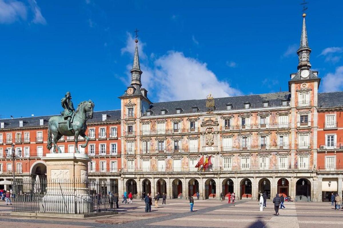 um grande edifício com uma estátua na frente