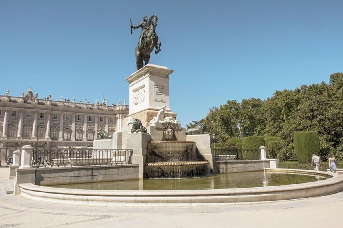 uma fonte em frente a um prédio com uma estátua