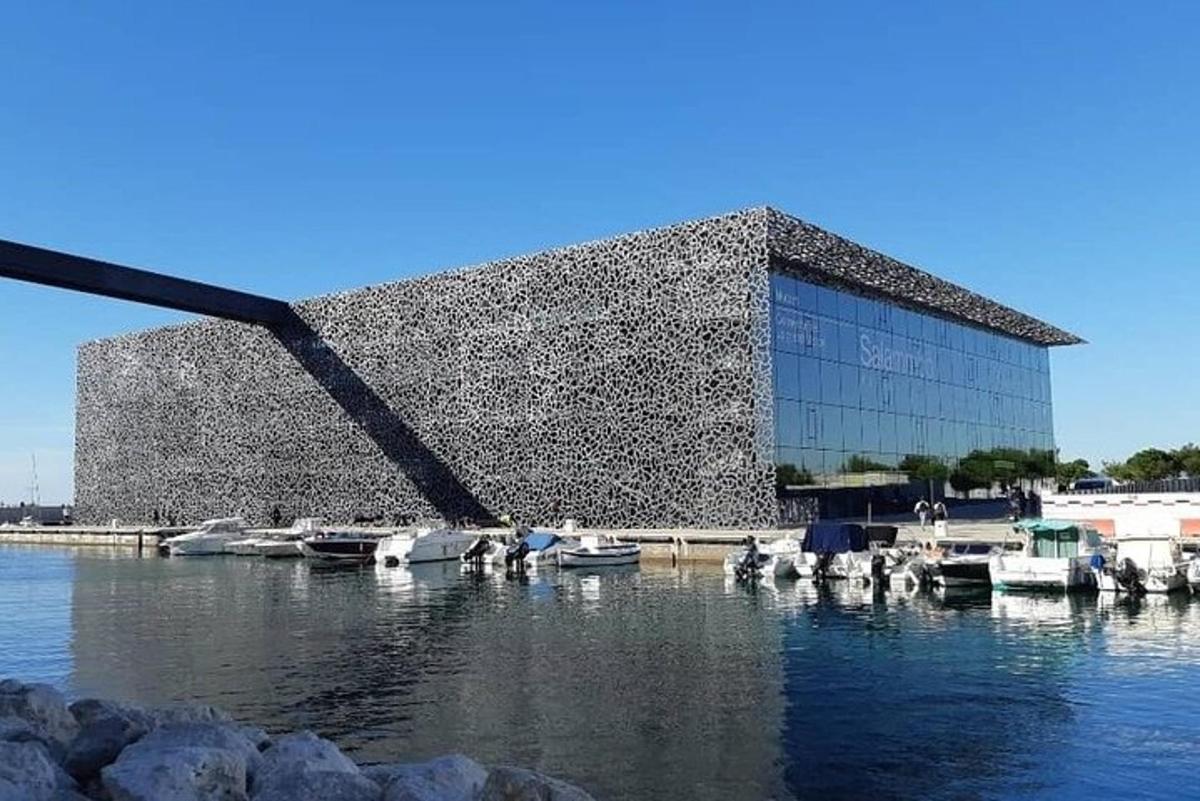 ein großes Gebäude mit im Wasser angedockten Booten