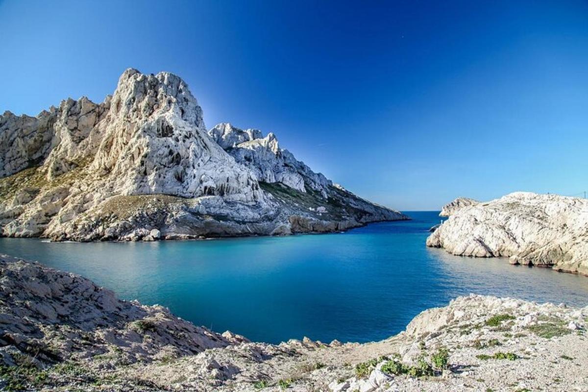 una gran massa d'aigua al costat d'una muntanya