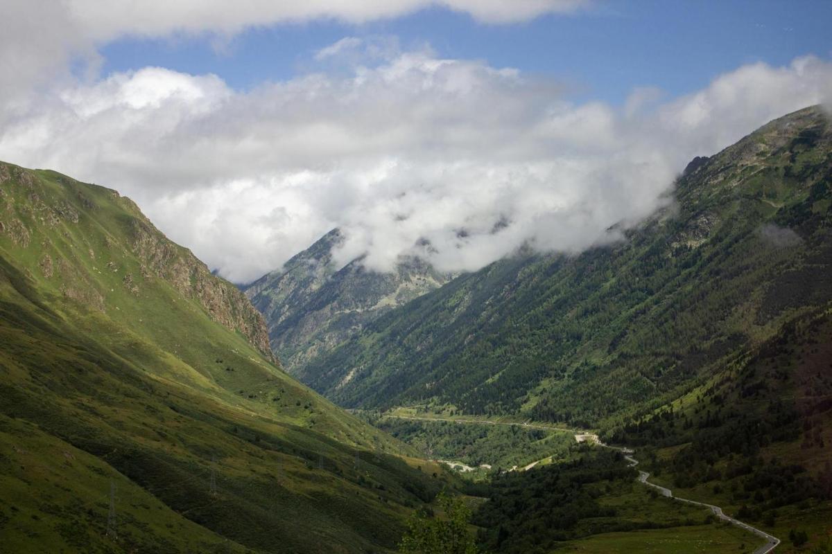 Una vista de un valle de montaña con nubes.