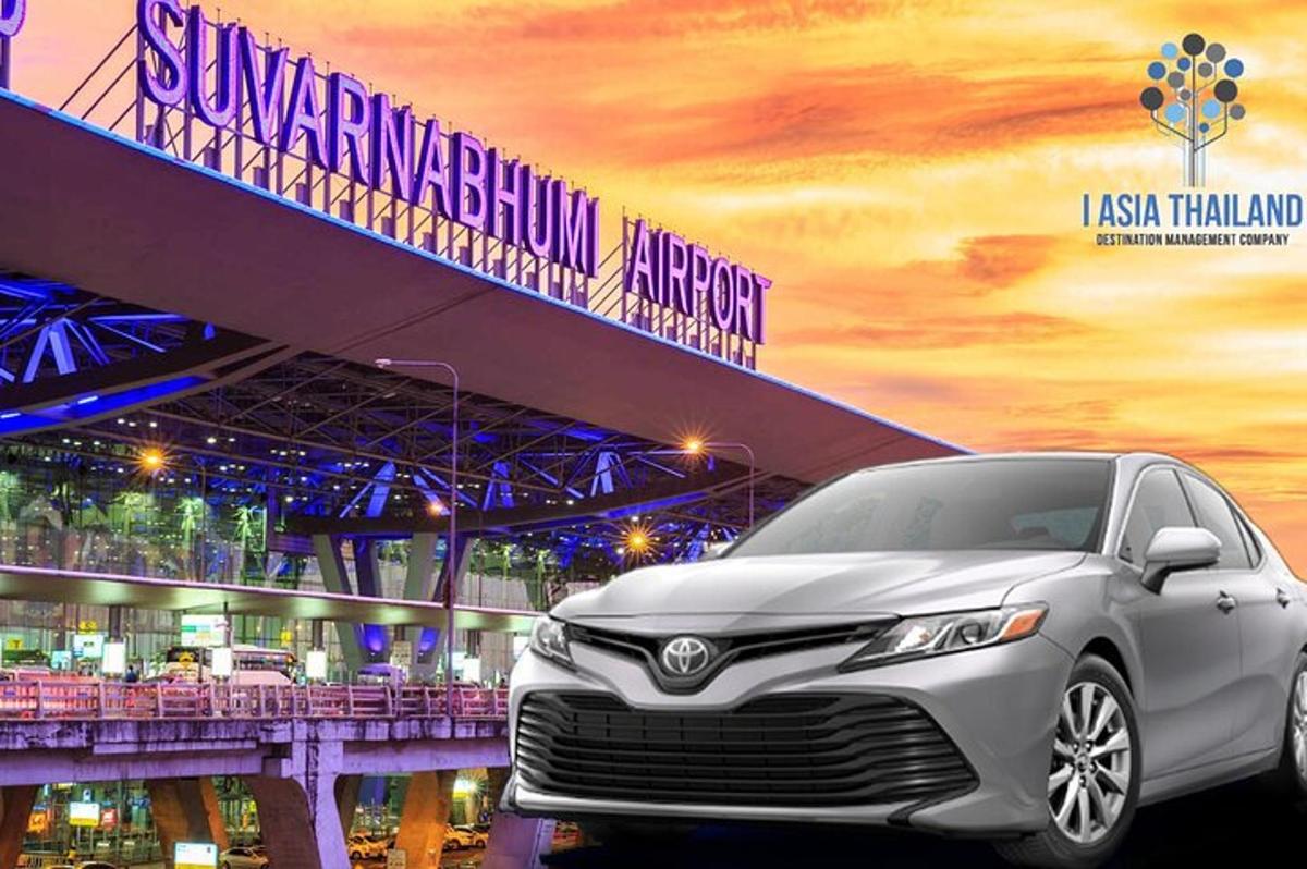 stříbrná Toyota Estimanza zaparkovaná před budovou