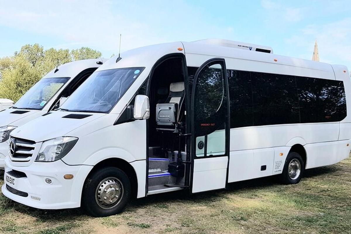 dos autobusos blancs aparcats un al costat de l'altre