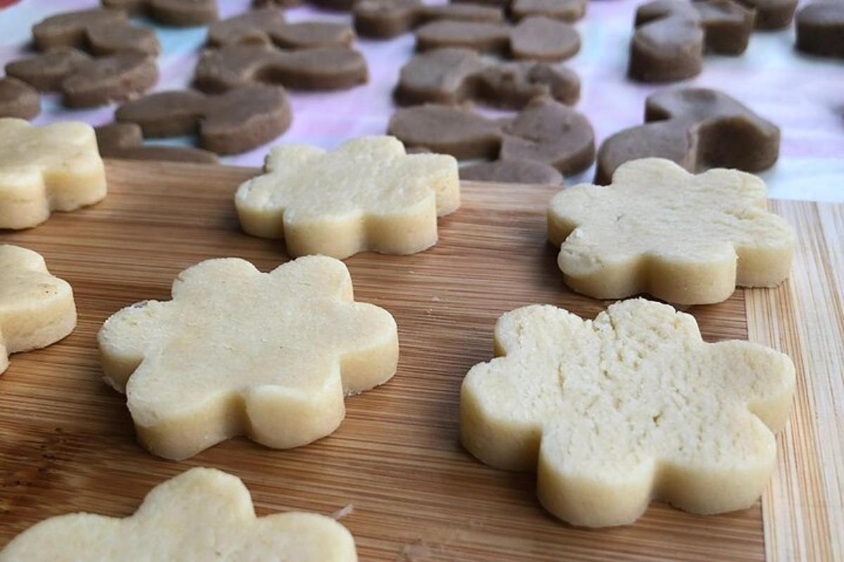 sekumpulan kuih potong di atas papan pemotong kayu