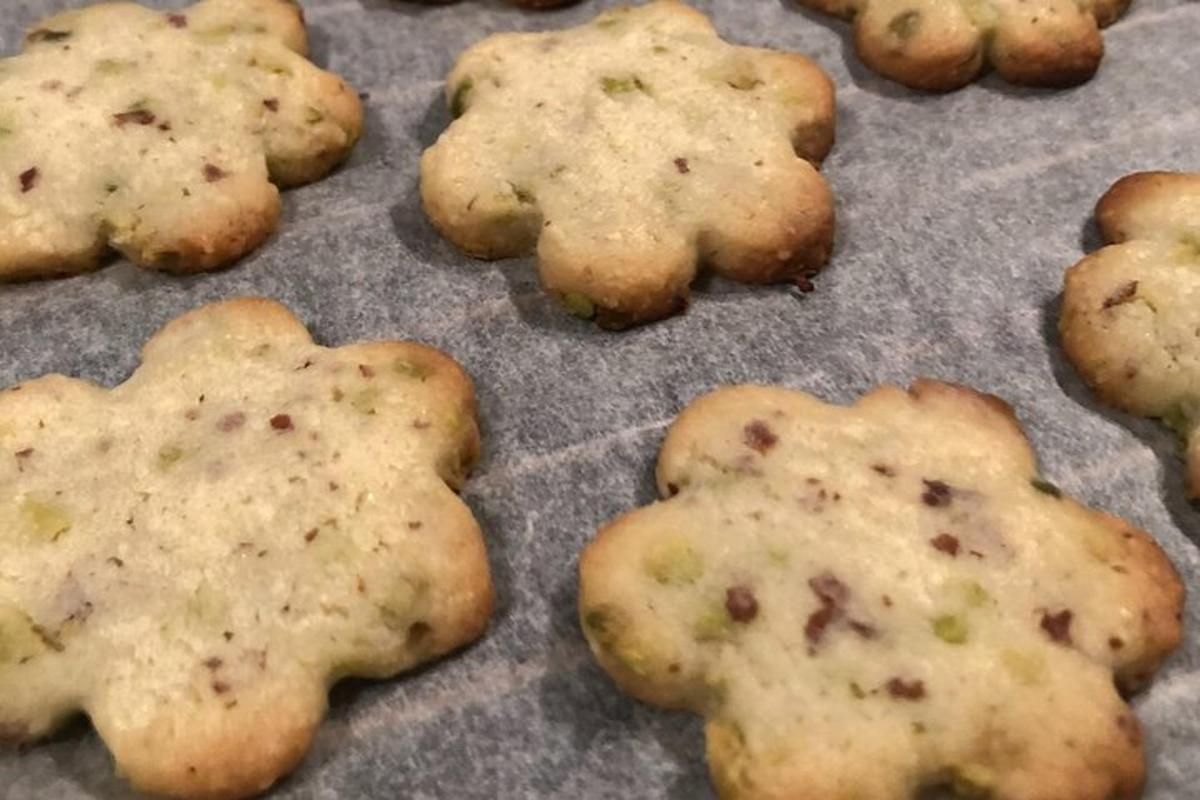 sekumpulan biskut duduk di atas loyang