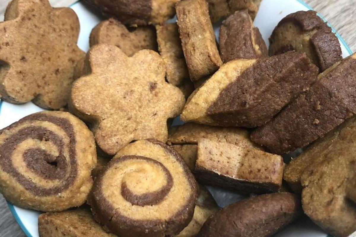 sepinggan penuh biskut di atas meja