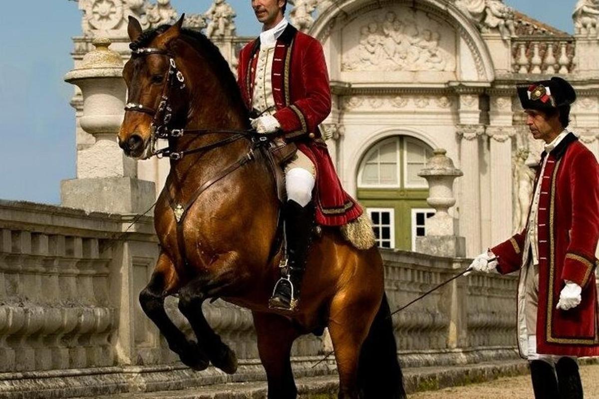建物の前で馬に乗っている制服を着た男性