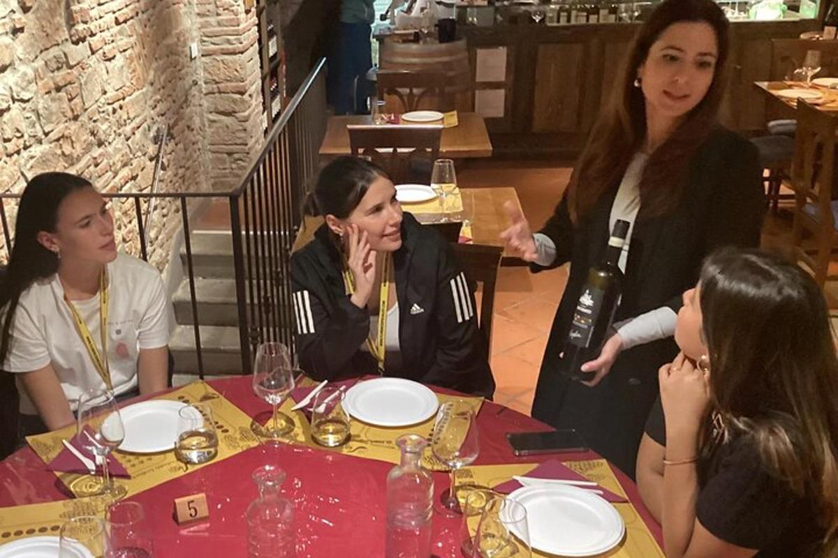 un gruppo di donne sedute a un tavolo in un ristorante