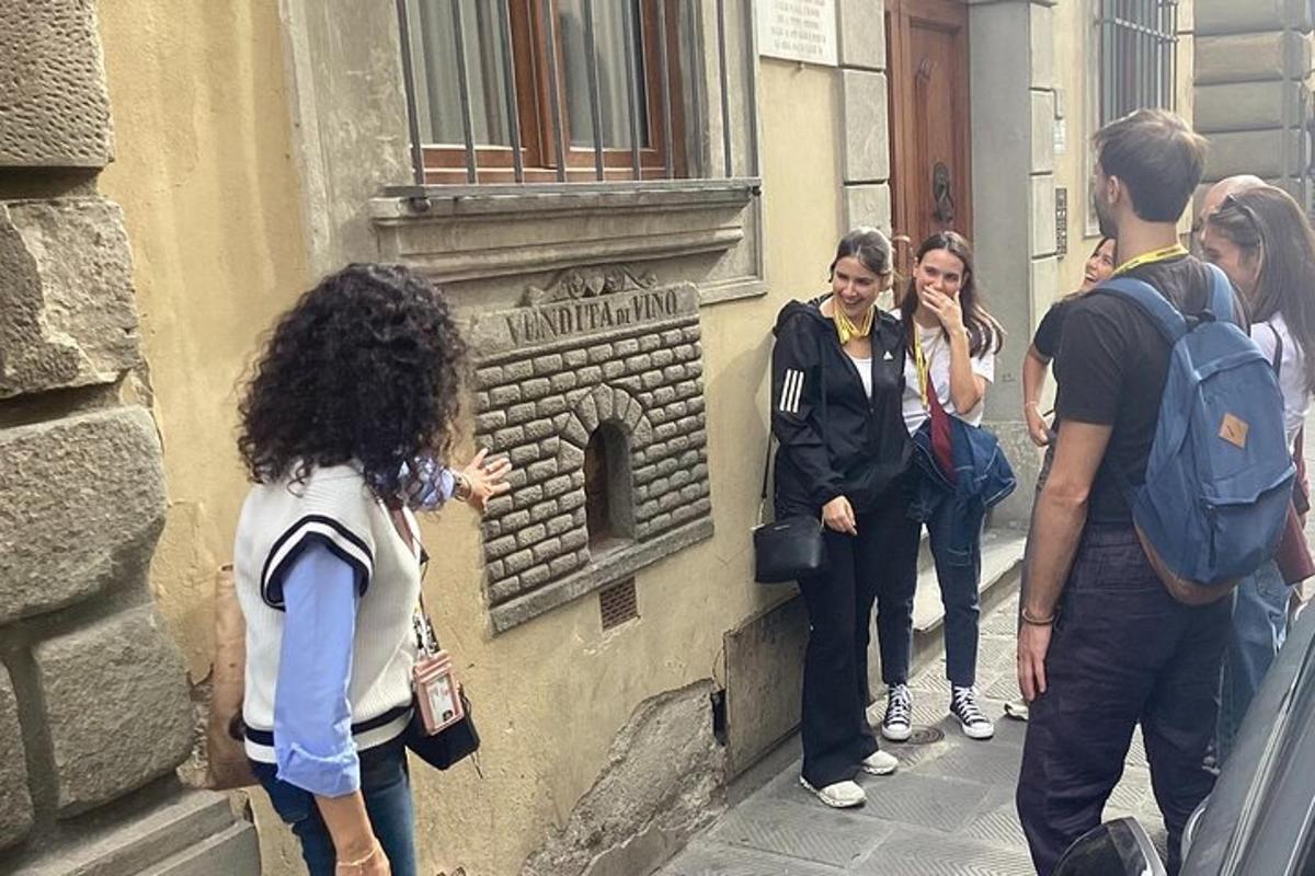 un gruppo di persone in piedi fuori da un edificio