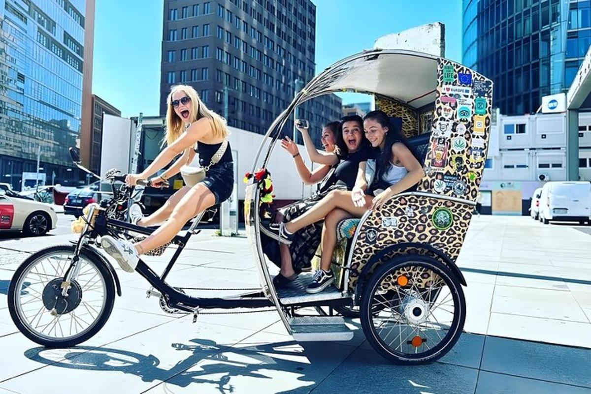 skupina lidí sedících na vozíku taženém motorkou