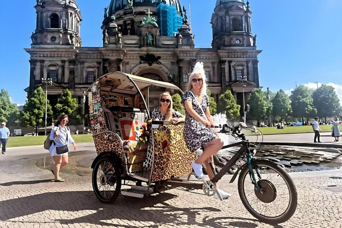 dvě ženy jedoucí v koňském povoze před budovou