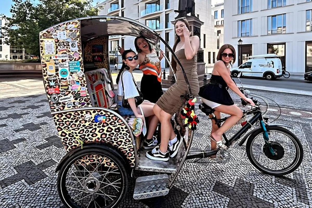 skupina ľudí jazdiacich na bicykli s vozíkom s jedlom