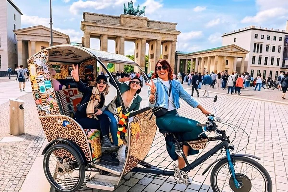 skupina troch žien jazdiacích na bicyklovom taxíku