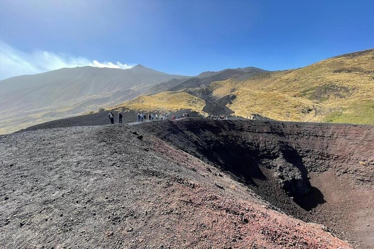 un gruppo di persone in piedi sulla cima di una montagna