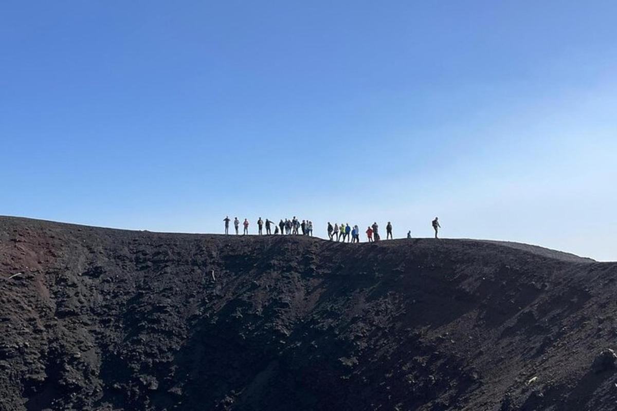 un gruppo di persone in piedi in cima a una collina