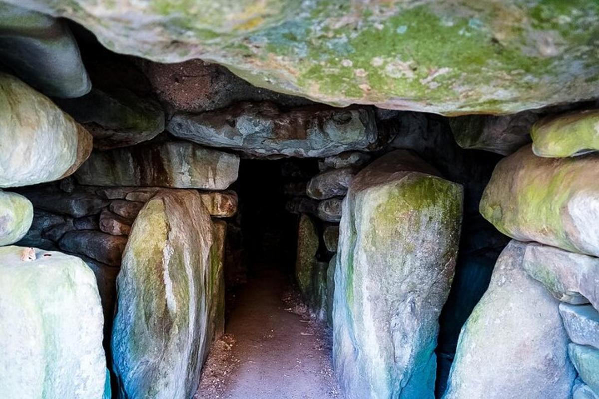 una grotta con un tunnel nelle rocce