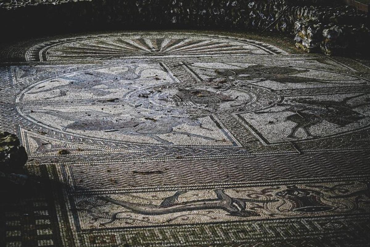 ένα μωσαϊκό ενός άνδρα και μιας γυναίκας σε ένα χαλί