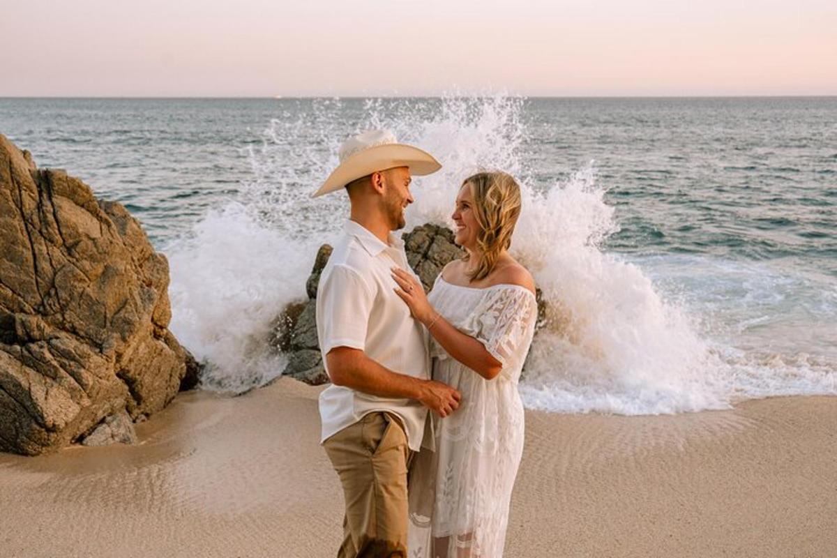 una sposa e uno sposo in piedi sulla spiaggia